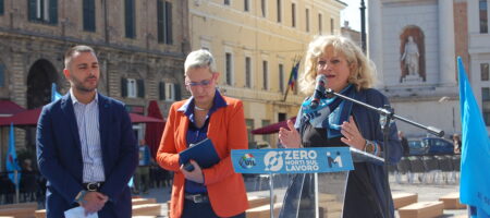 Sicurezza sul lavoro, la Uil Marche porta 146 bare in piazza del Popolo a Pesaro: “Basta morti e infortuni”